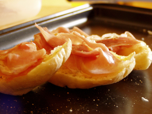 Bruschette Crudo e Fontina