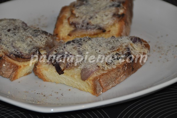 Crostini cipolla e pecorino