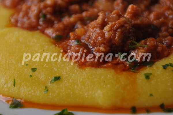 Salsiccia in umido con polenta allo zafferano