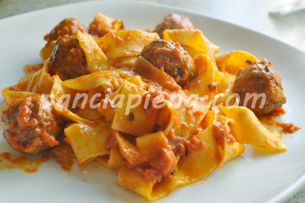 Pappardelle con polpette al sugo rosso