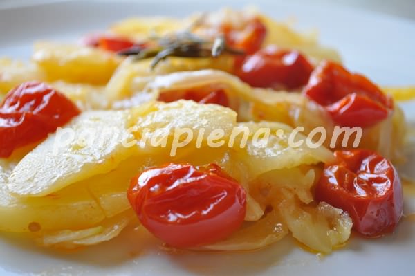 Patate al forno con cipolla e pomodorini