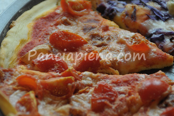 Pizzette con impasto nella macchina del pane e cottura nel