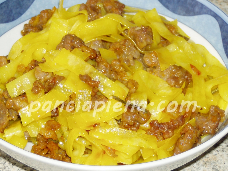 Tagliatelle salsiccia e rosmarino